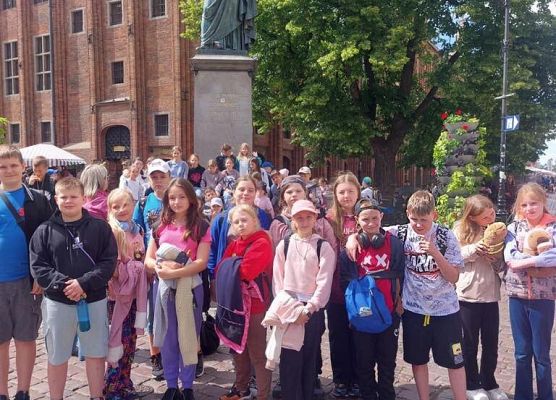 Grafika 13: Klasy czwarte na wycieczce do Torunia