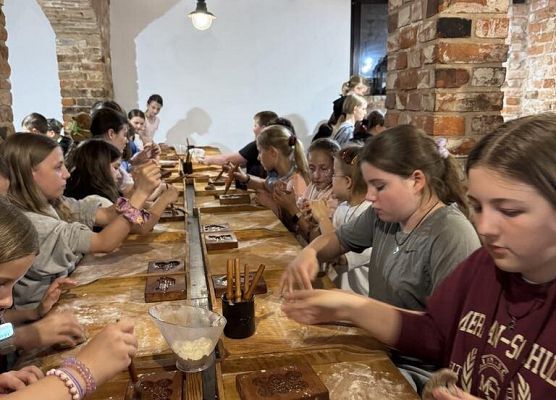 Grafika 14: Klasy czwarte na wycieczce do Torunia