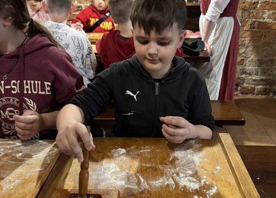 Grafika 17: Klasy czwarte na wycieczce do Torunia