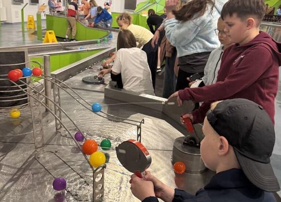 Grafika 21: Klasy czwarte na wycieczce do Torunia