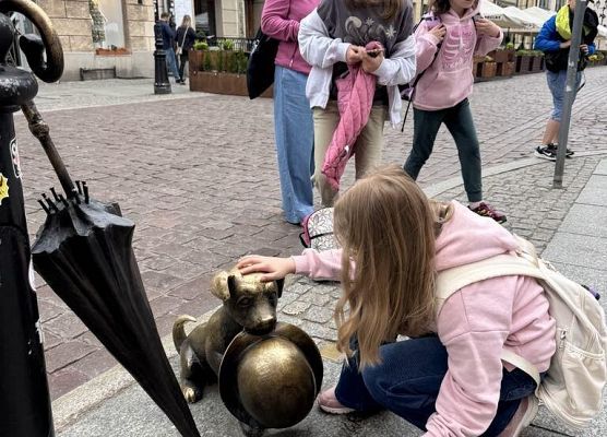 Grafika 25: Klasy czwarte na wycieczce do Torunia