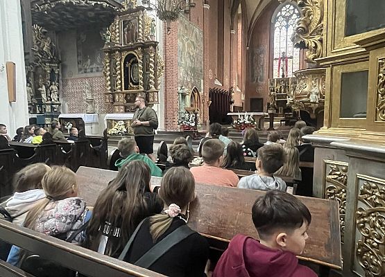 Grafika 27: Klasy czwarte na wycieczce do Torunia