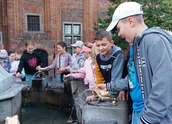 Grafika 36: Klasy czwarte na wycieczce do Torunia