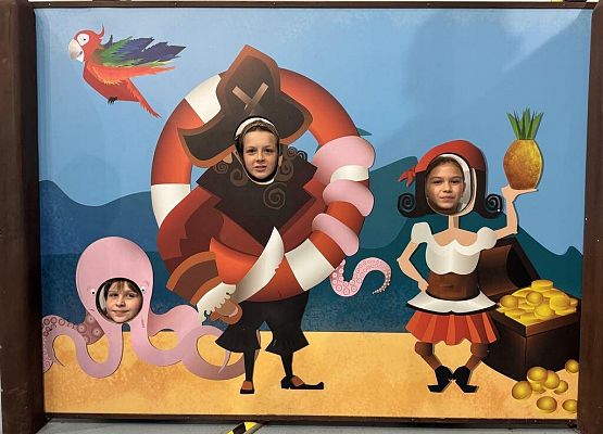 Grafika 42: Klasy czwarte na wycieczce do Torunia