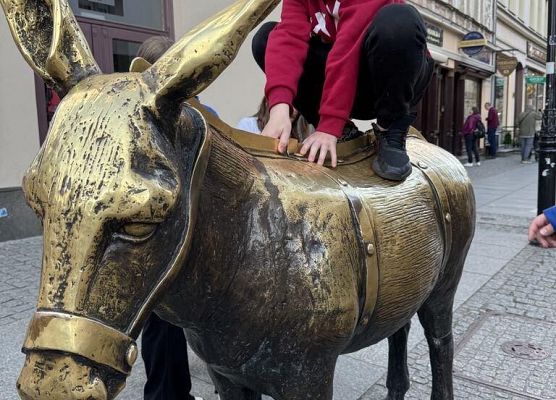 Grafika 43: Klasy czwarte na wycieczce do Torunia