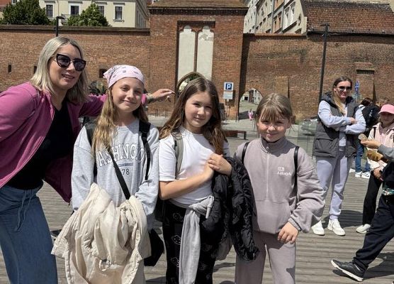 Grafika 47: Klasy czwarte na wycieczce do Torunia