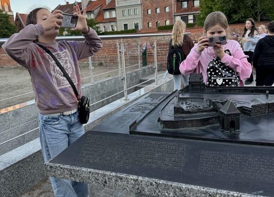 Grafika 48: Klasy czwarte na wycieczce do Torunia