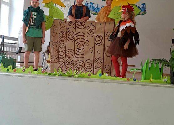 Grafika 2: Przedstawienie "Brzydkie kaczątko" koła teatralnego dla naszych przedszkolaków