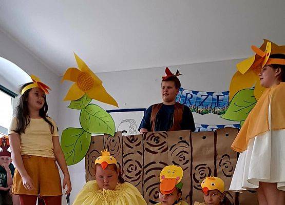 Grafika 3: Przedstawienie "Brzydkie kaczątko" koła teatralnego dla naszych przedszkolaków