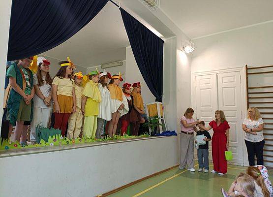 Grafika 6: Przedstawienie "Brzydkie kaczątko" koła teatralnego dla naszych przedszkolaków