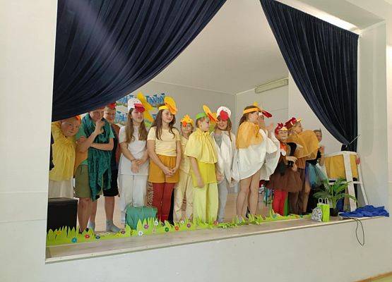 Grafika 7: Przedstawienie "Brzydkie kaczątko" koła teatralnego dla naszych przedszkolaków