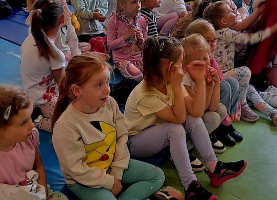 Grafika 5: Przedstawienie "Brzydkie kaczątko" koła teatralnego dla naszych przedszkolaków