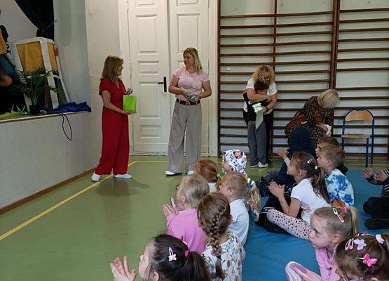 Grafika 14: Przedstawienie "Brzydkie kaczątko" koła teatralnego dla naszych przedszkolaków