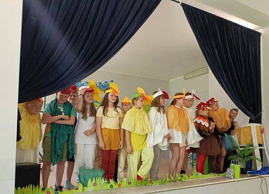 Grafika 8: Przedstawienie "Brzydkie kaczątko" koła teatralnego dla naszych przedszkolaków