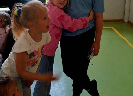 Grafika 9: Przedstawienie "Brzydkie kaczątko" koła teatralnego dla naszych przedszkolaków