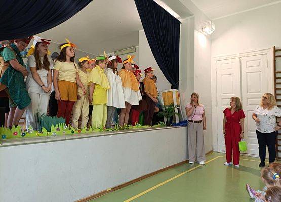 Grafika 10: Przedstawienie "Brzydkie kaczątko" koła teatralnego dla naszych przedszkolaków