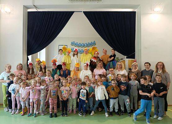 Grafika 13: Przedstawienie "Brzydkie kaczątko" koła teatralnego dla naszych przedszkolaków