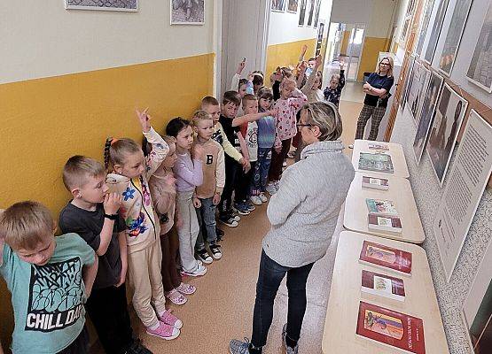 Grafika 3: Podsumowanie zajęć wystawowych o ks. J. Twardowskim w Bibliotece Szkolnej w Wicku