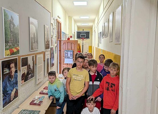 Grafika 1: Podsumowanie zajęć wystawowych o ks. J. Twardowskim w Bibliotece Szkolnej w Wicku