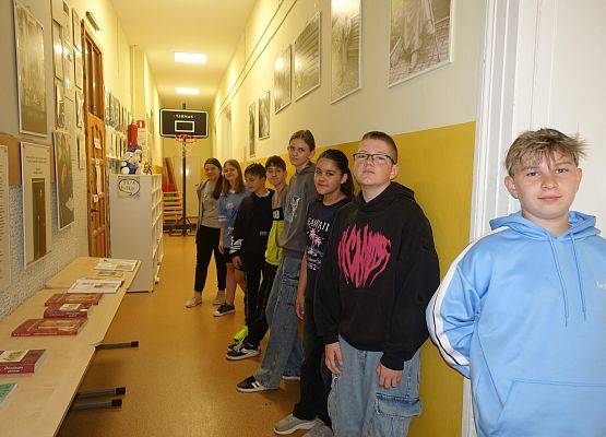 Grafika 5: Podsumowanie zajęć wystawowych o ks. J. Twardowskim w Bibliotece Szkolnej w Wicku