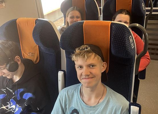 Grafika 2: Wycieczka klasy VIIIa do Wrocławia – miasta spotkań, krasnali i mostów 