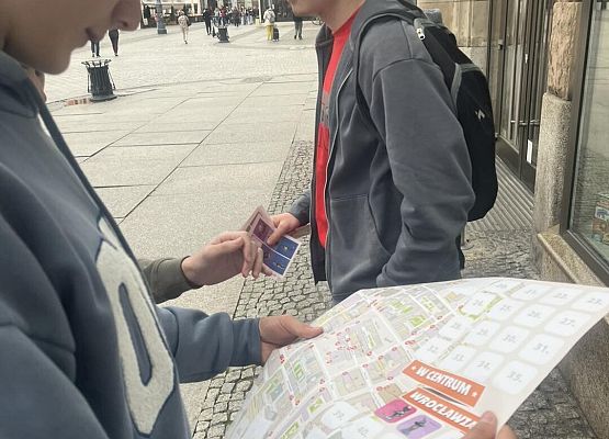 Grafika 1: Wycieczka klasy VIIIa do Wrocławia – miasta spotkań, krasnali i mostów 