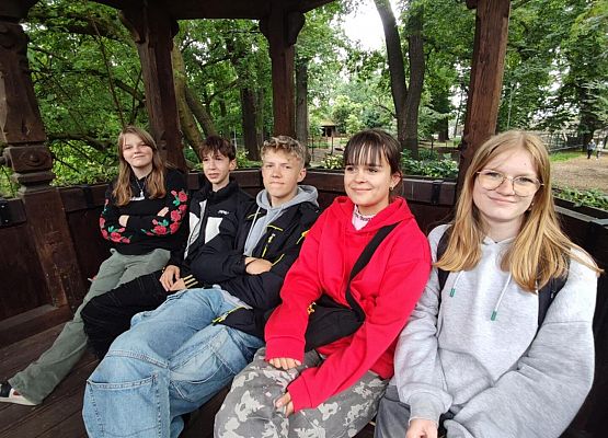 Grafika 4: Wycieczka klasy VIIIa do Wrocławia – miasta spotkań, krasnali i mostów 