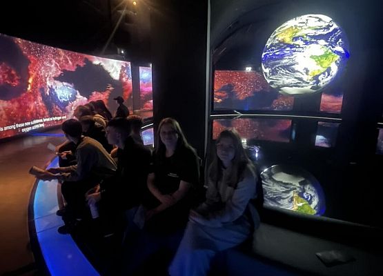 Grafika 5: Wycieczka klasy VIIIa do Wrocławia – miasta spotkań, krasnali i mostów 