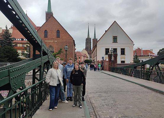 Grafika 6: Wycieczka klasy VIIIa do Wrocławia – miasta spotkań, krasnali i mostów 