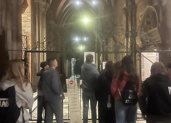 Grafika 7: Wycieczka klasy VIIIa do Wrocławia – miasta spotkań, krasnali i mostów 