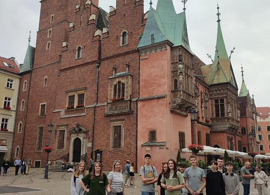 Grafika 8: Wycieczka klasy VIIIa do Wrocławia – miasta spotkań, krasnali i mostów 