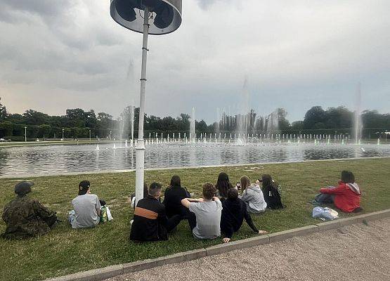 Grafika 9: Wycieczka klasy VIIIa do Wrocławia – miasta spotkań, krasnali i mostów 