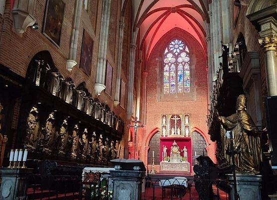 Grafika 10: Wycieczka klasy VIIIa do Wrocławia – miasta spotkań, krasnali i mostów 