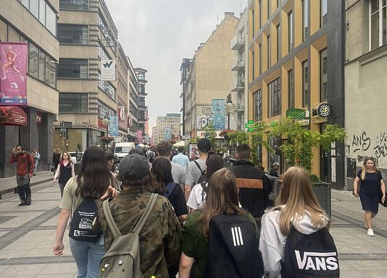 Grafika 13: Wycieczka klasy VIIIa do Wrocławia – miasta spotkań, krasnali i mostów 