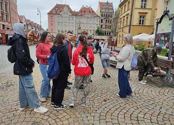 Grafika 16: Wycieczka klasy VIIIa do Wrocławia – miasta spotkań, krasnali i mostów 