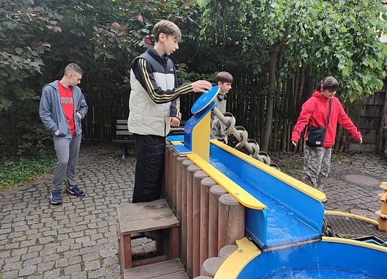 Grafika 18: Wycieczka klasy VIIIa do Wrocławia – miasta spotkań, krasnali i mostów 