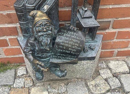 Grafika 23: Wycieczka klasy VIIIa do Wrocławia – miasta spotkań, krasnali i mostów 