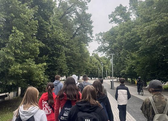 Grafika 25: Wycieczka klasy VIIIa do Wrocławia – miasta spotkań, krasnali i mostów 