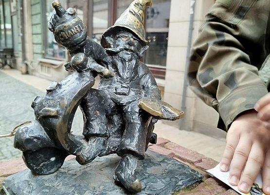 Grafika 26: Wycieczka klasy VIIIa do Wrocławia – miasta spotkań, krasnali i mostów 