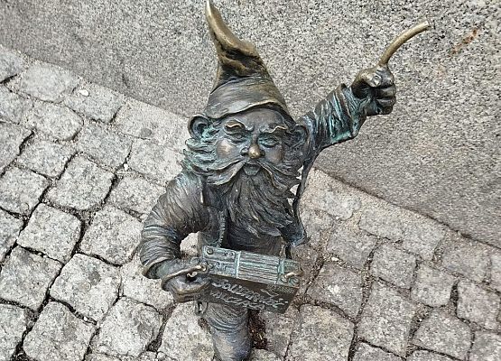 Grafika 27: Wycieczka klasy VIIIa do Wrocławia – miasta spotkań, krasnali i mostów 