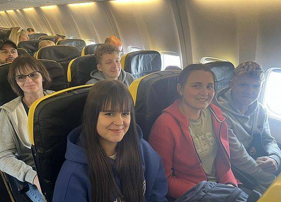 Grafika 30: Wycieczka klasy VIIIa do Wrocławia – miasta spotkań, krasnali i mostów 