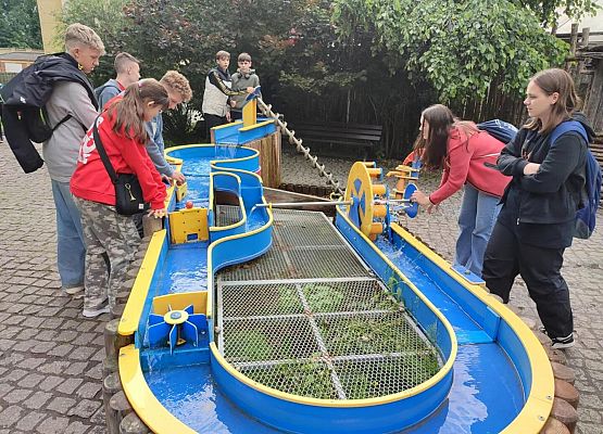 Grafika 34: Wycieczka klasy VIIIa do Wrocławia – miasta spotkań, krasnali i mostów 