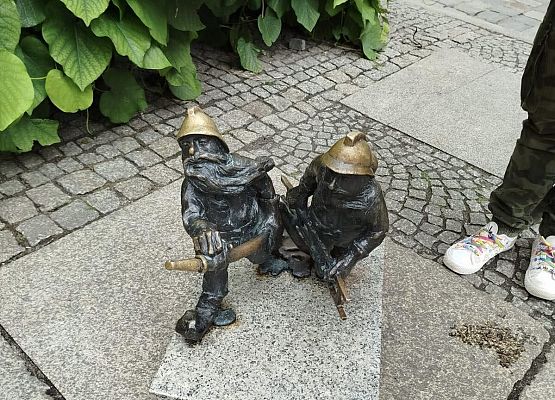 Grafika 42: Wycieczka klasy VIIIa do Wrocławia – miasta spotkań, krasnali i mostów 