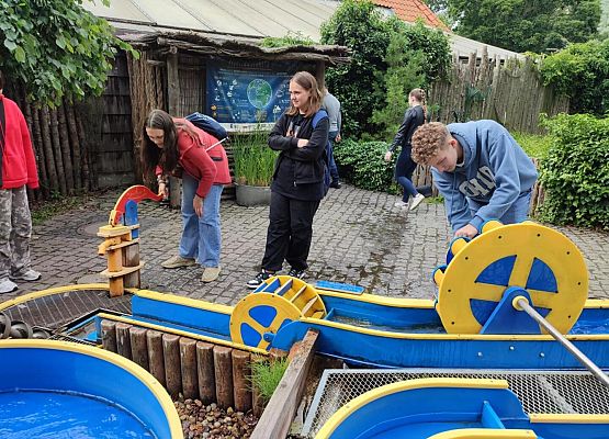 Grafika 46: Wycieczka klasy VIIIa do Wrocławia – miasta spotkań, krasnali i mostów 