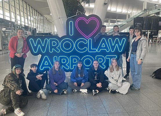 Grafika 49: Wycieczka klasy VIIIa do Wrocławia – miasta spotkań, krasnali i mostów 