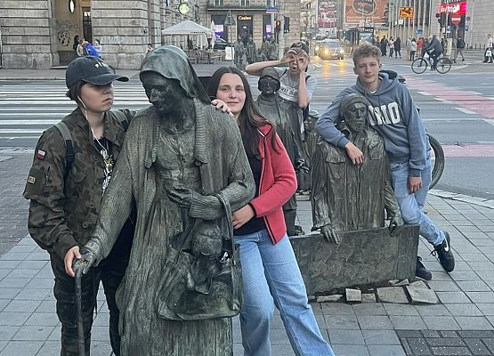 Grafika 61: Wycieczka klasy VIIIa do Wrocławia – miasta spotkań, krasnali i mostów 