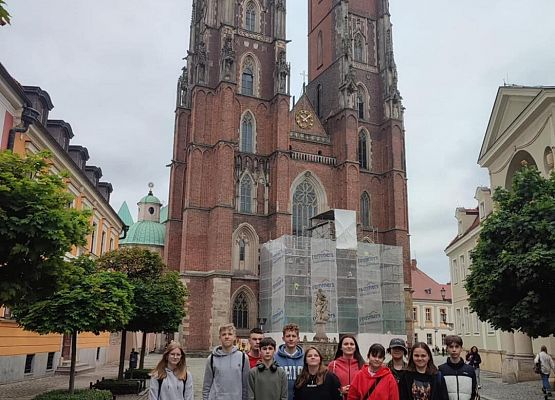 Grafika 60: Wycieczka klasy VIIIa do Wrocławia – miasta spotkań, krasnali i mostów 