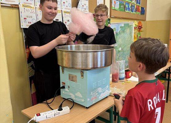 Grafika 6: Wieczór filmowy, makijaż i  liczenie kalorii