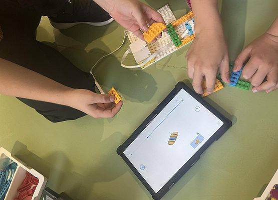 Grafika 4: Robotyczne Przygody – Akademia Robotyki dla Dzieci