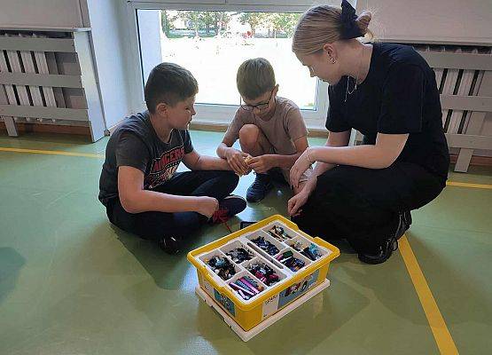 Grafika 8: Robotyczne Przygody – Akademia Robotyki dla Dzieci